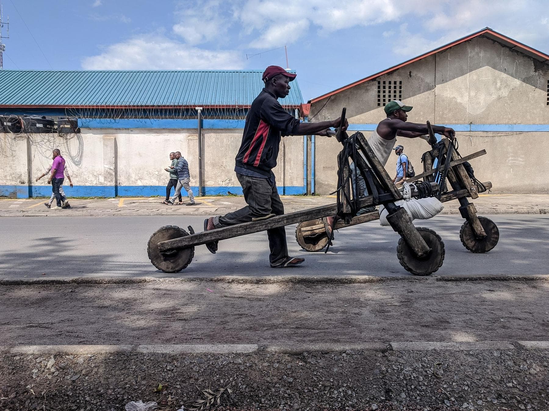 Een chukudu, de houten step van Goma