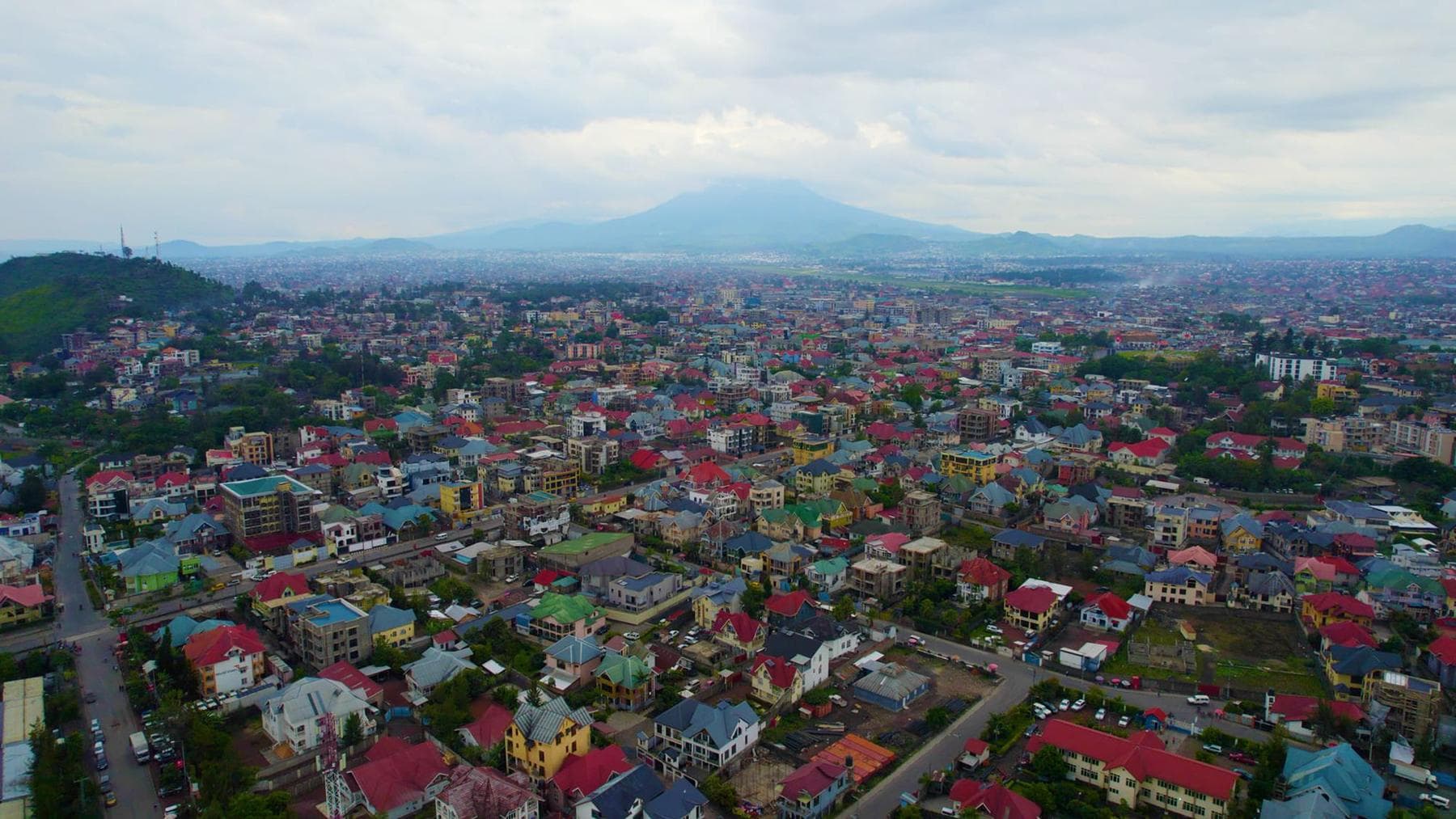 Goma van bovenaf, met de Nyiragongo op de achtergrond